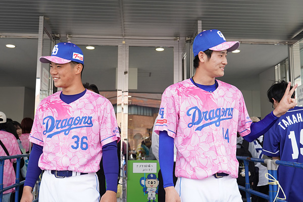 お出迎えする（左から）福田投手・草加投手