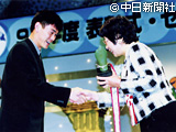 高原セ・リーグ会長から最優秀中継ぎ投手賞のトロフィーを贈られる岩瀬仁紀投手