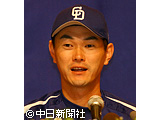 4月の月間MVPを受賞し記者会見をする岩瀬仁紀投手