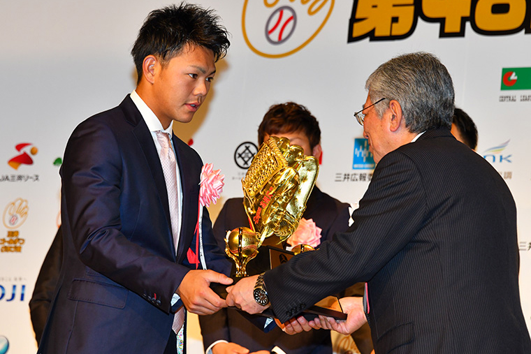 ゴールデン・グラブ賞のトロフィーを受け取る高橋選手