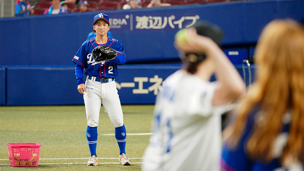 選手とキャッチボールイメージ