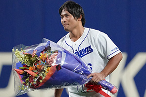 通算1000安打を達成し花束を受け取る平田選手