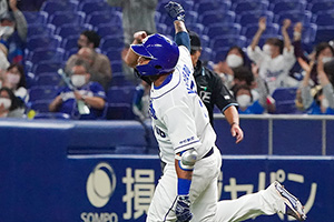 通算100号ホームランを放ちガッツポーズのビシエド選手