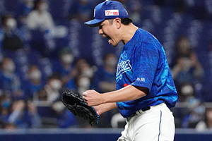 今季6度目の完封勝利を決めガッツポーズの大野雄投手