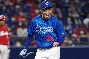 5回表2死三塁、ピンチを切り抜けガッツポーズの松葉投手