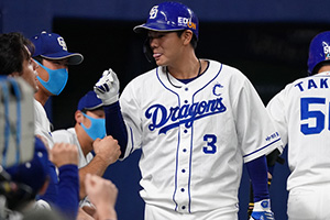 8回裏に勝ち越し本塁打を放った高橋選手