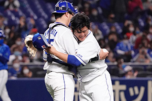 最後を締め木下拓選手と抱き合う福投手