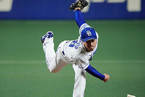 6イニングを投げ2失点、今季初勝利を挙げた山本投手