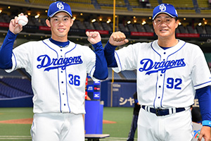 プロ初勝利を挙げ与田監督と笑顔を見せる岡野投手