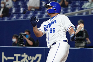 延長10回裏1死、左中間スタンドへサヨナラ本塁打を放つビシエド選手