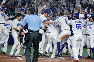 サヨナラ勝利に沸くドラゴンズナイン