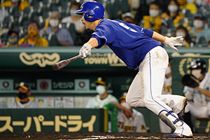 6回表1死二、三塁、右前に3安打目となるタイムリーを放つ阿部選手