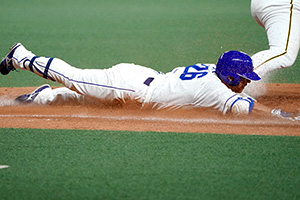 7回裏2死三塁、一塁へヘッドスライディングし先制のタイムリー内野安打とした井領選手