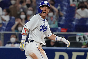 8回裏無死満塁、勝ち越しの2点タイムリーを放った大島選手