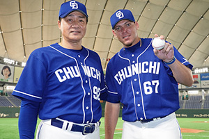 来日初勝利を挙げ、ウイングボールを手に与田監督から祝福されるロドリゲス投手