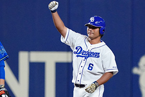 5回裏1死一、二塁、左中間を破るタイムリー二塁打を放ちガッツポーズの平田選手