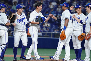4試合連続の完投勝利を完封で飾り、笑顔でナインとタッチを交わす大野雄投手