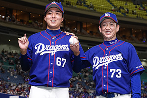 プロ初勝利を挙げ立浪監督とともに笑顔を見せる上田投手