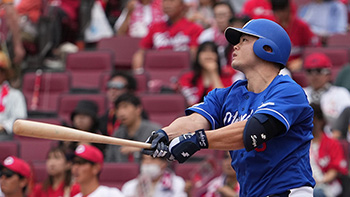 4回、20号ソロホームランを放つ細川選手