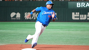7回表2死二塁、石川昂選手の右前打で生還したビシエド選手