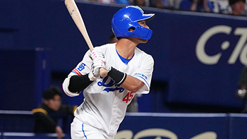2回裏1死二、三塁、逆転タイムリーを放つ龍空選手
