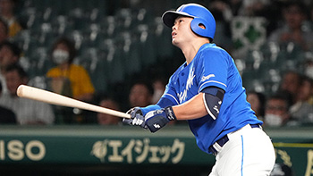 1回表1死一塁、先制の23号2ランを放つ細川選手