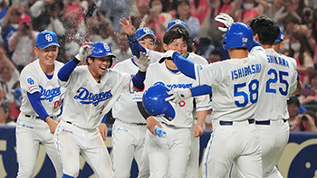 サヨナラの押し出し四球を選び笑顔の田中選手