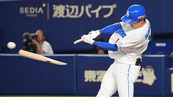 9回裏2死満塁、バットを折りながらも中前に同点タイムリーを放つ岡林選手