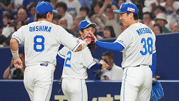 好返球を見せた大島選手を笑顔で迎える松葉投手