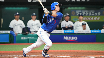 6回表無死、2号ソロホームランを放つ村松選手