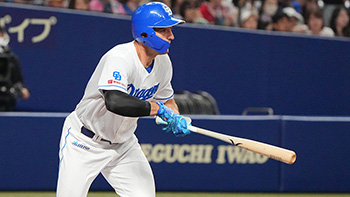 3回裏2死一、二塁、先制の右前タイムリーを放つボスラー選手