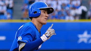 1回、ライトスタンドへ第10号となる先制ホームランを放った上林選手