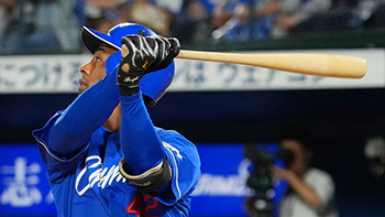 9回、ライトスタンドへ2ランホームランを放ったブライト選手