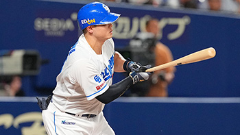 5回裏無死一、二塁、タイムリー二塁打を放つ細川選手