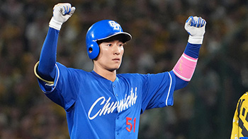 6回表二死一、三塁、右中間へ先制タイムリー2ベースを放ち、ガッツポーズの上林選手