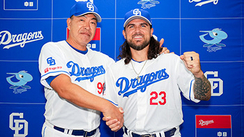 入団会見で井上監督と握手を交わし笑顔のマイケル・チェイビス選手