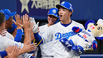 5回、2ランホームランを放った岡林選手