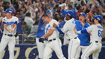 サヨナラ犠飛を放ちナインから祝福されるボスラー選手