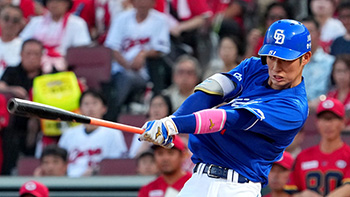 3回、ライトへタイムリーヒットを放つ上林選手