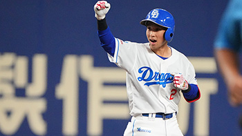 3回裏2死一、三塁、先制の2点タイムリーを放った田中選手