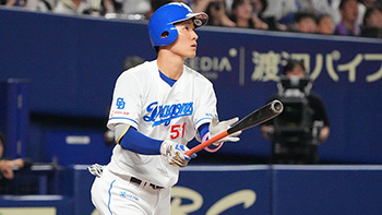 5回裏1死、12号ソロホームランを放つ上林選手