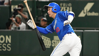 5回表無死、3号ソロホームランを放つ山本選手