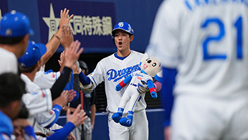 3回、ライトへ勝ち越しの13号ソロホームランを放ち笑顔の上林選手