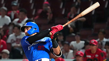 延長11回、センターへ勝ち越しタイムリーヒットを放つロドリゲス選手