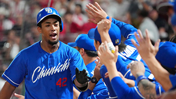 6回、3ランホームランを放ち笑顔のブライト選手