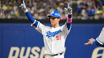 7回裏2死満塁、右前に逆転の2点タイムリーを放った上林選手