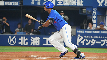 11回表1死満塁、走者一掃のタイムリー二塁打を放つブライト選手