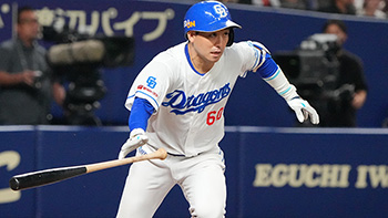 7回裏無死一、三塁、右翼線へタイムリー二塁打を放つ山本選手