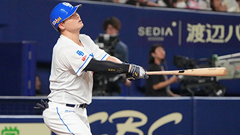 5回裏2死一、三塁、勝ち越しの3ランホームランを放つ細川選手