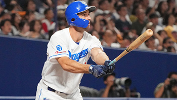 5回裏1死、右越えに先制の12号ソロホームランを放つボスラー選手